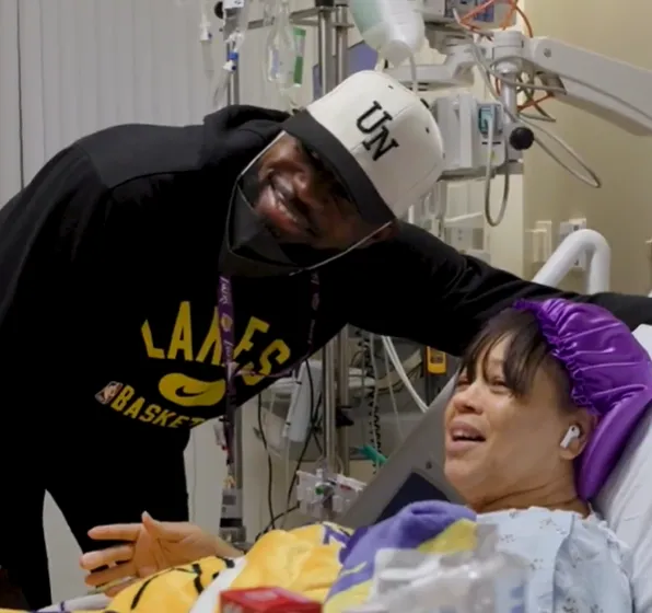 开云体育官方-有爱！詹姆斯现身加州当地医院，亲切看望病人并赠予礼物