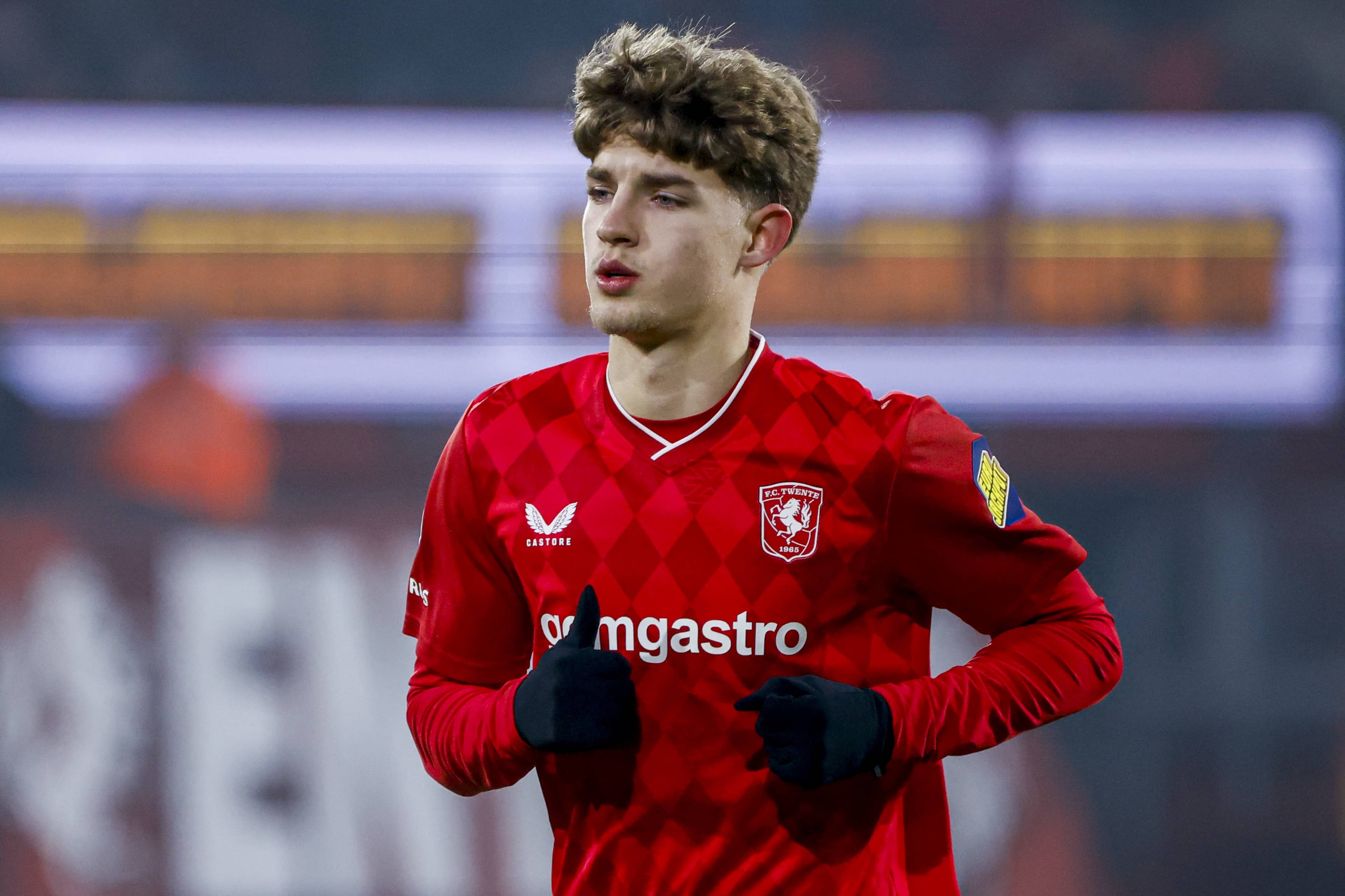 开云体育官方网站-每体：巴萨有意特温特18岁后卫尼斯塔德，正说服他不要续约