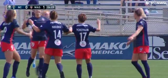 开云体育-女哈兰德出场!篮板王罗德曼女儿职业首秀即进球